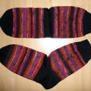 Schwarz-rote, bunte Socken