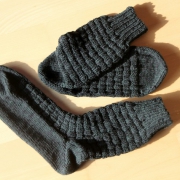 Socken, schwarzgrün mit Muster