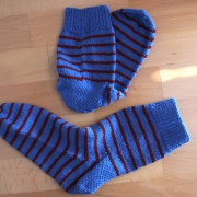 Blau-rot gestreifte Socken
